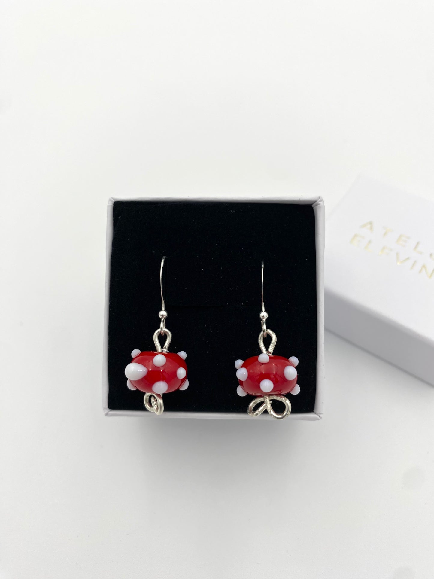 Örhängen i 925 silver och lampworkpärlor.