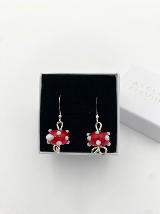 Örhängen i 925 silver och lampworkpärlor.