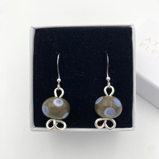 Örhängen i 925 silver med lampworkpärlor.