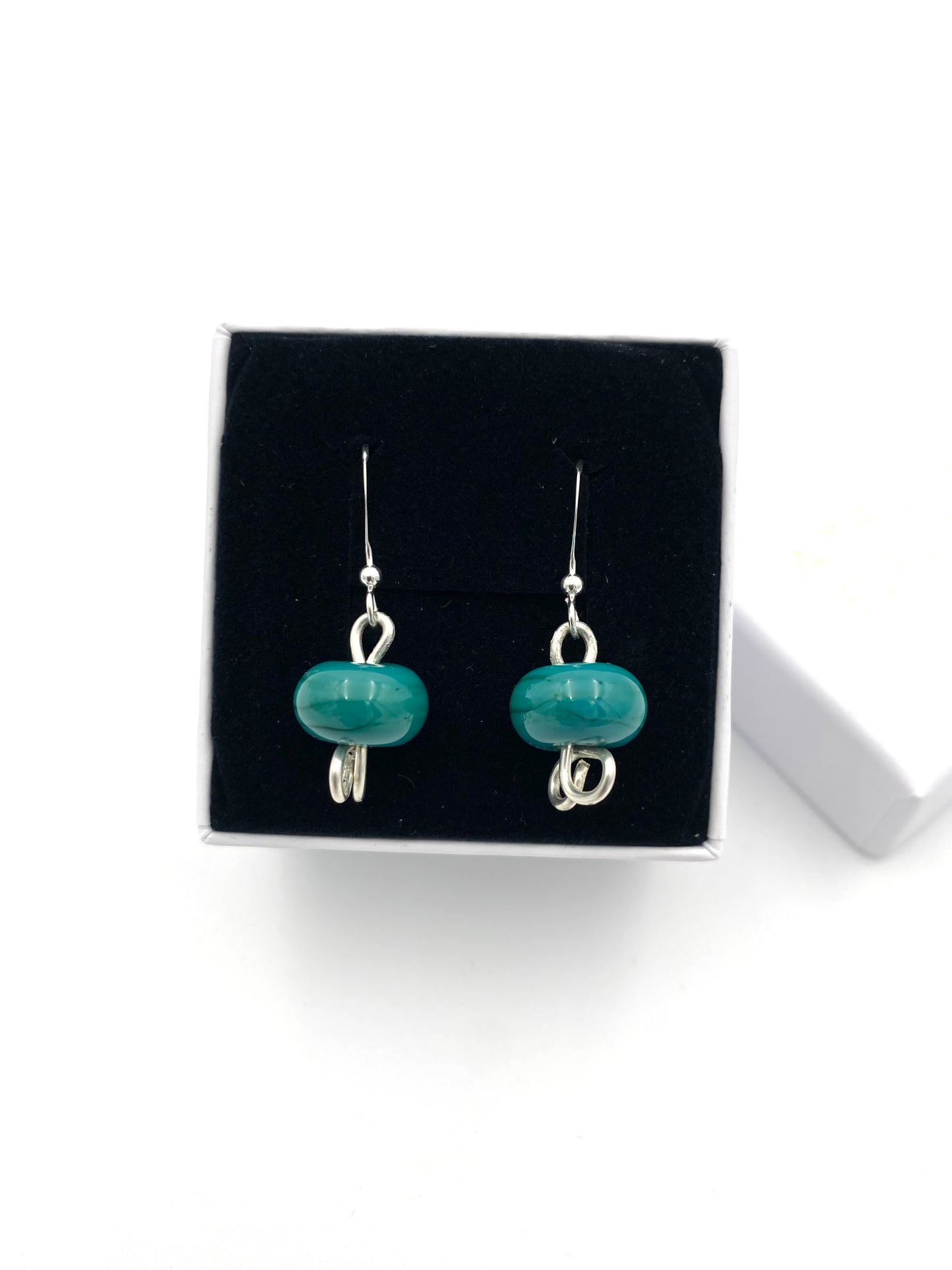 Örhängen i 925 silver med lampworkpärlor.