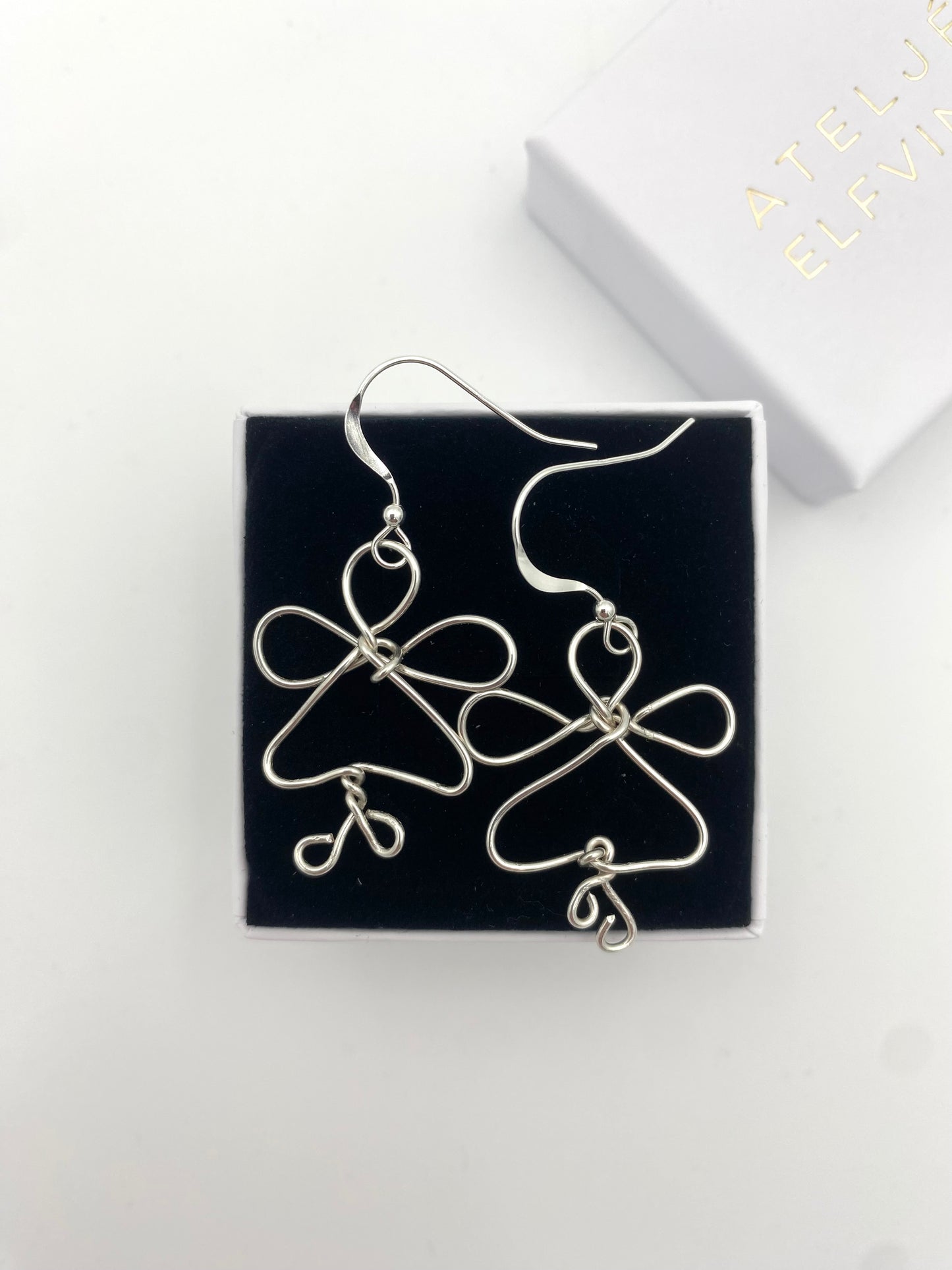 Örhängen änglar i 925 silvertråd.