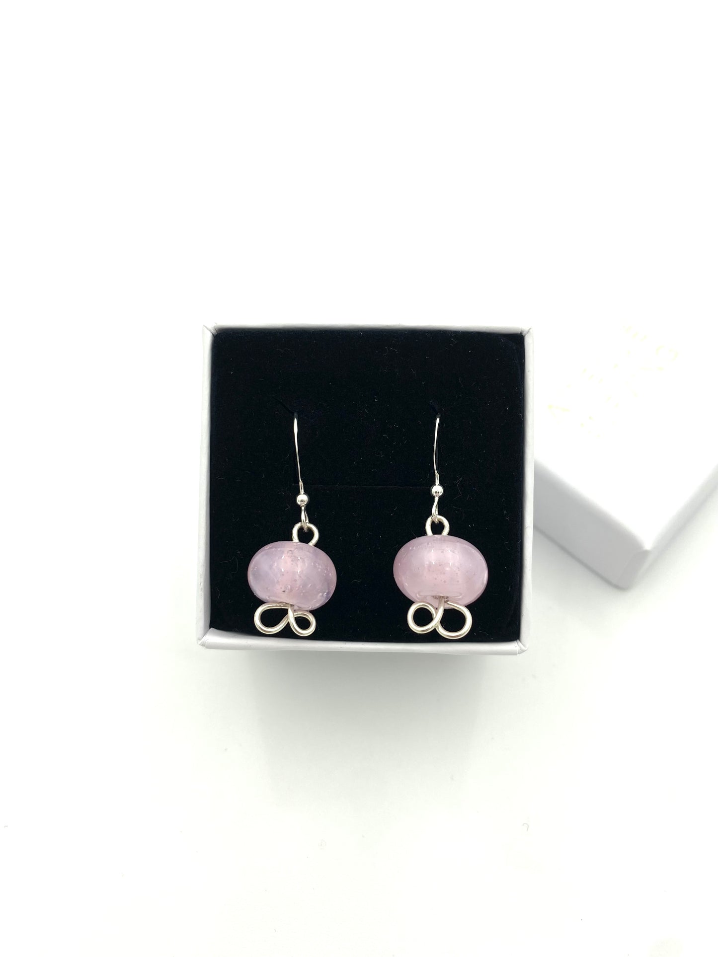 Örhänge i 925 silver med lampworkpärlor.