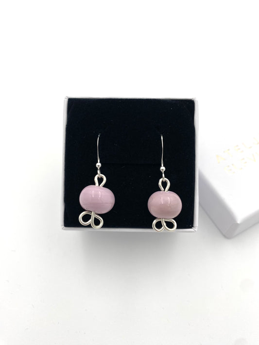 Örhängen i 925 silver med lampworkpärlor.