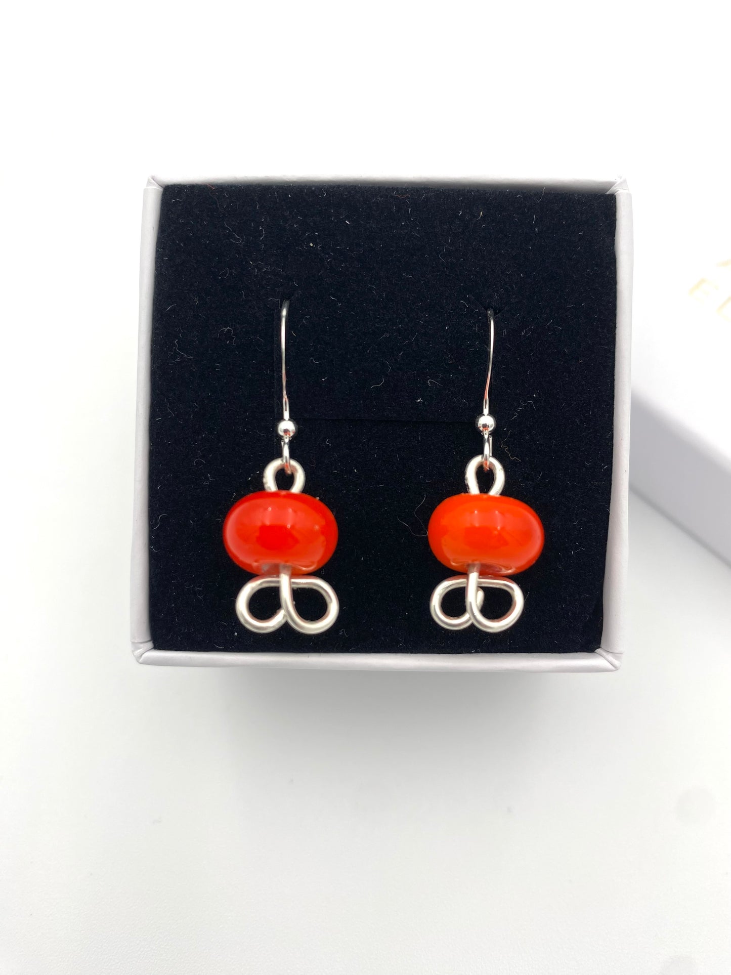 Örhängen i 925 silver med lampworkpärlor.