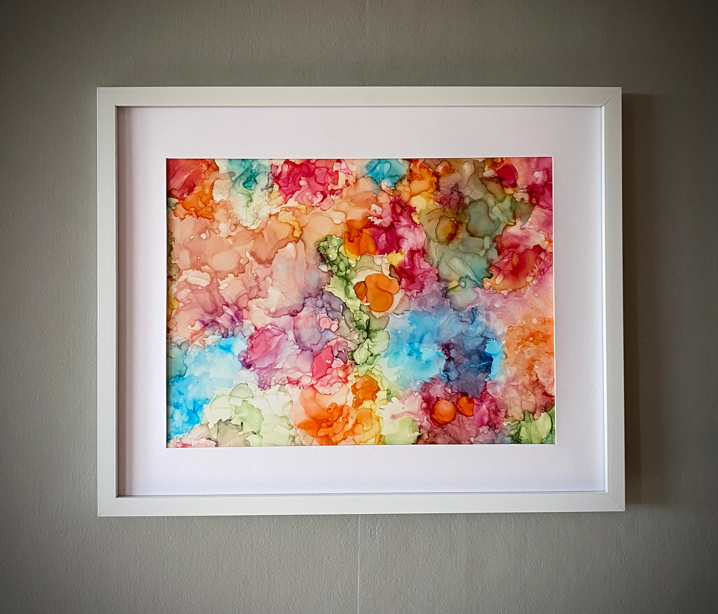 Tavla i alkoholbläck. Vit ram 40x50 cm. Målningen med passepartout 30x40 cm.