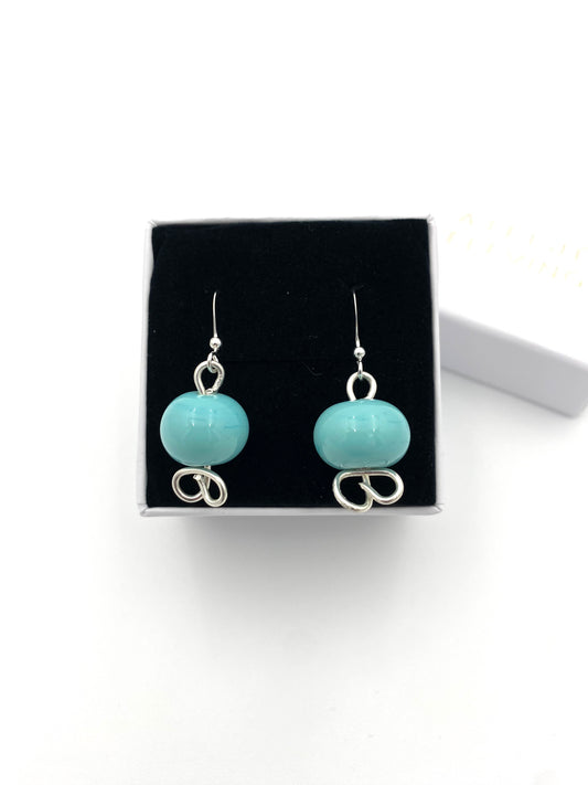 Örhängen i 925 silver och lampworkpärlor.