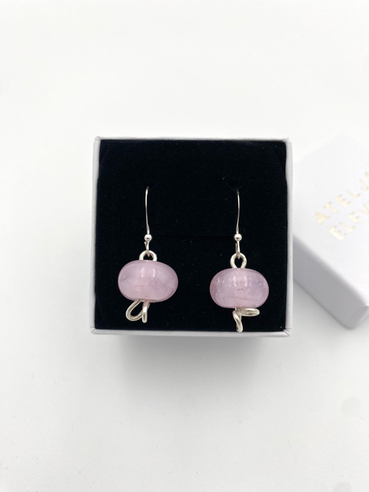 Örhängen i 925 silver med lampworkpärlor.