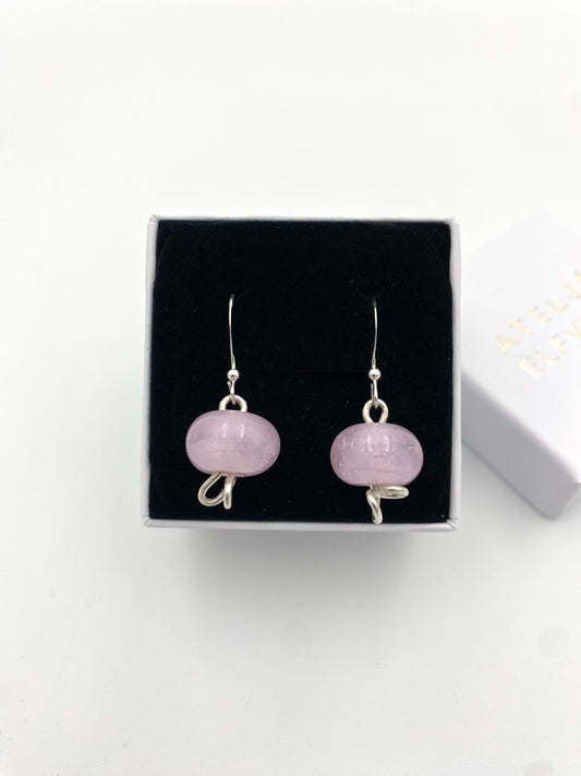 Örhängen i 925 silver med lampworkpärlor.