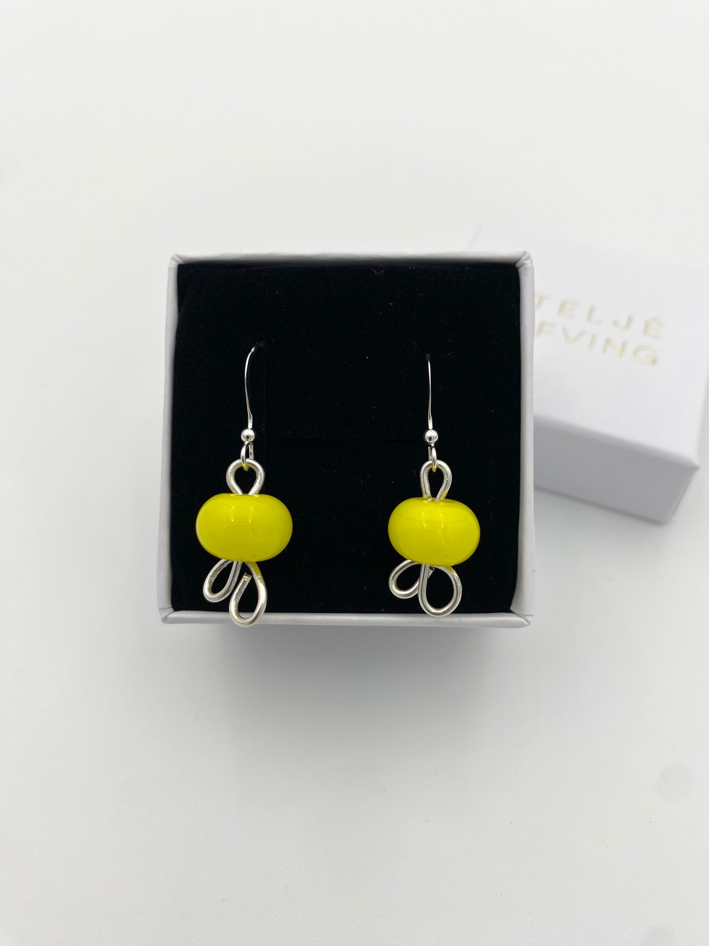 Örhängen i 925 silver med lampworkpärlor.