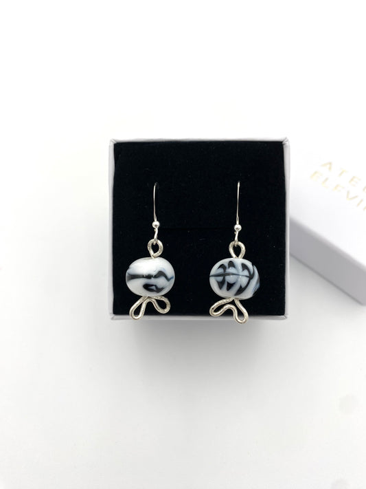 Örhängen i 925 silver och lampworkpärlor.