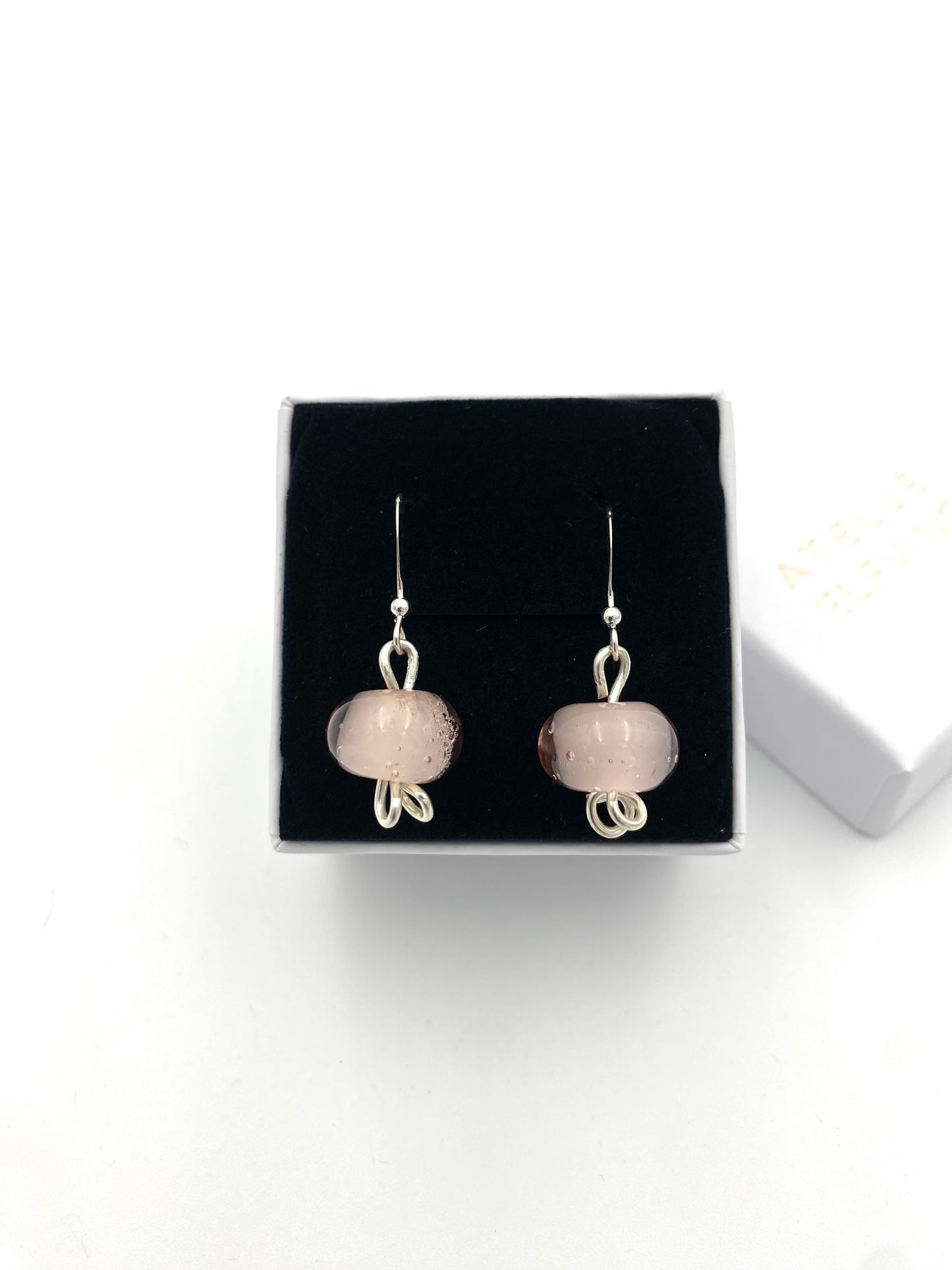 Örhängen i 925 silver med lampworkpärlor.