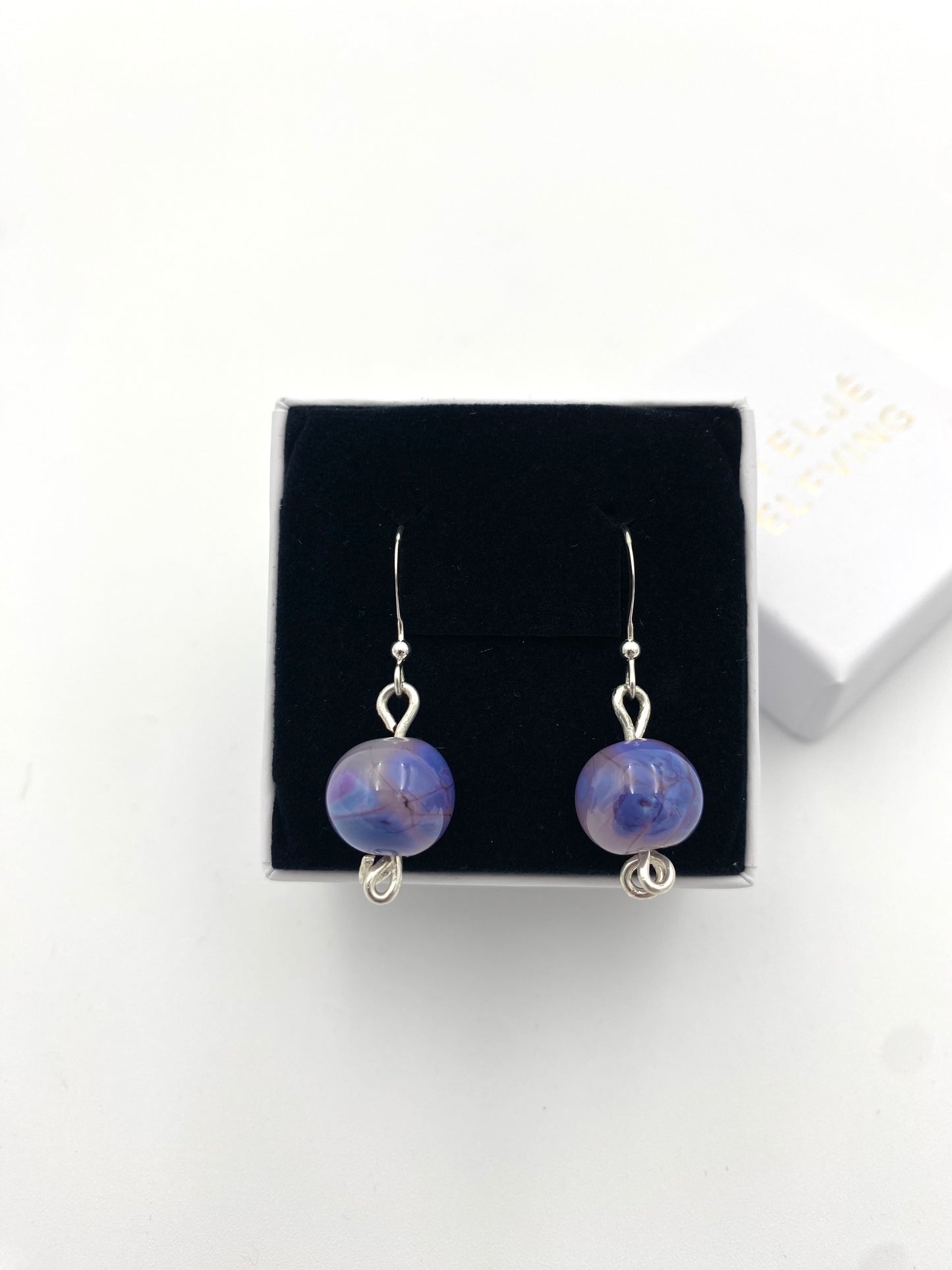 Örhängen i 925 silver med lampworkpärlor.