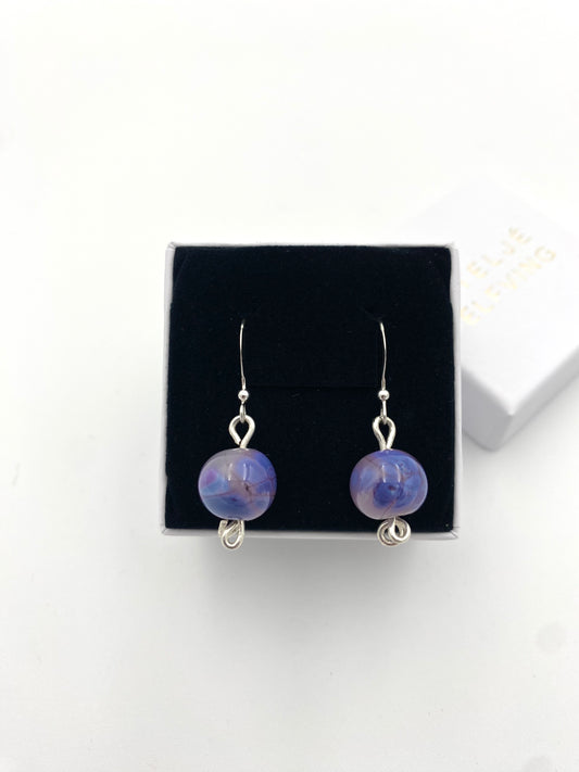 Örhängen i 925 silver med lampworkpärlor.