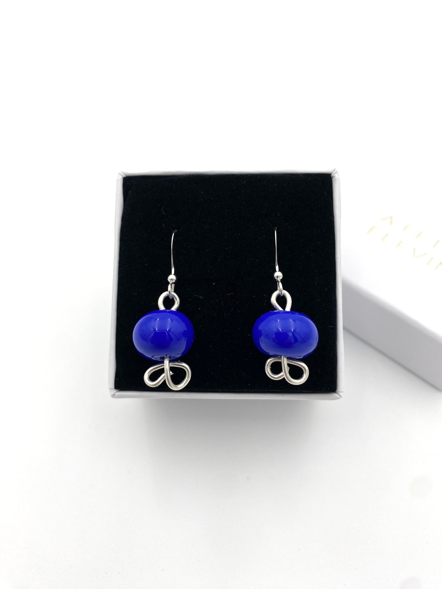 Örhängen i 925 silver och lampworkpärlor.