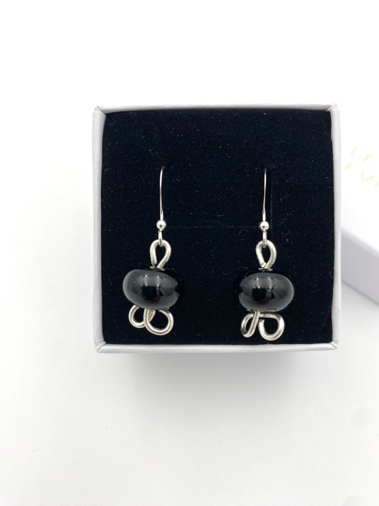 Örhängen i 925 silver och lampworkpärlor.