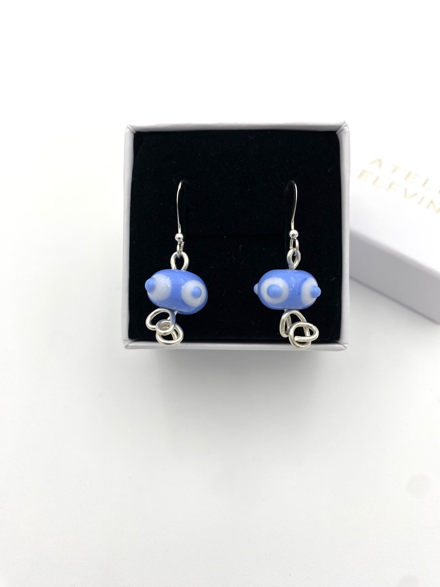 Örhängen i 925 silver och lampworkpärlor.