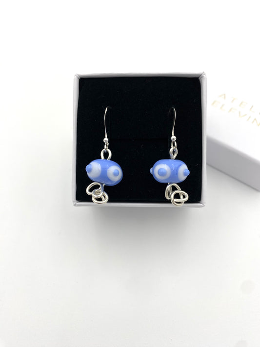 Örhängen i 925 silver och lampworkpärlor.