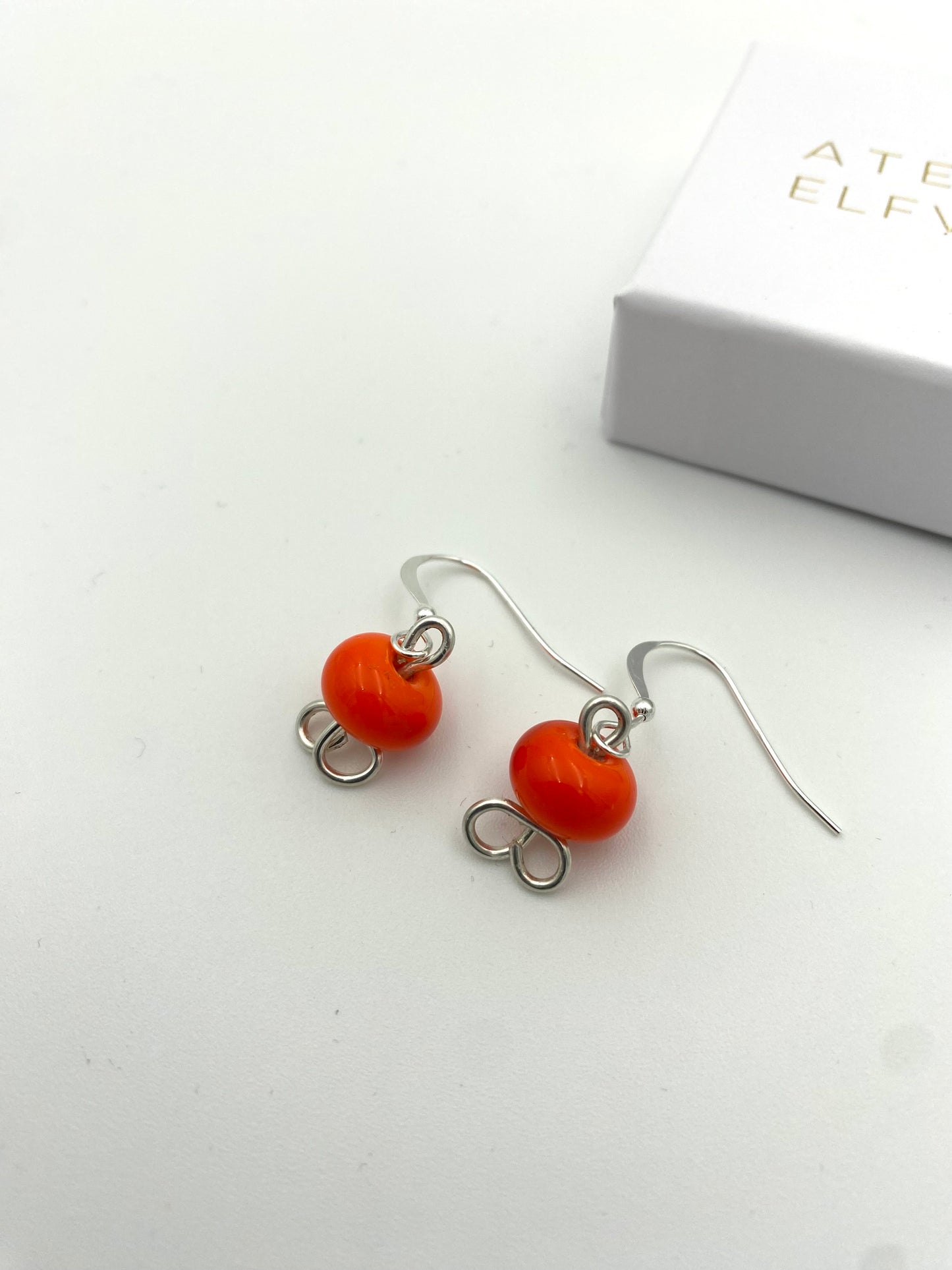 Örhängen i 925 silver med lampworkpärlor.