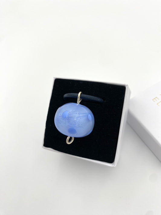 Halsband silver och lampworkpärla.