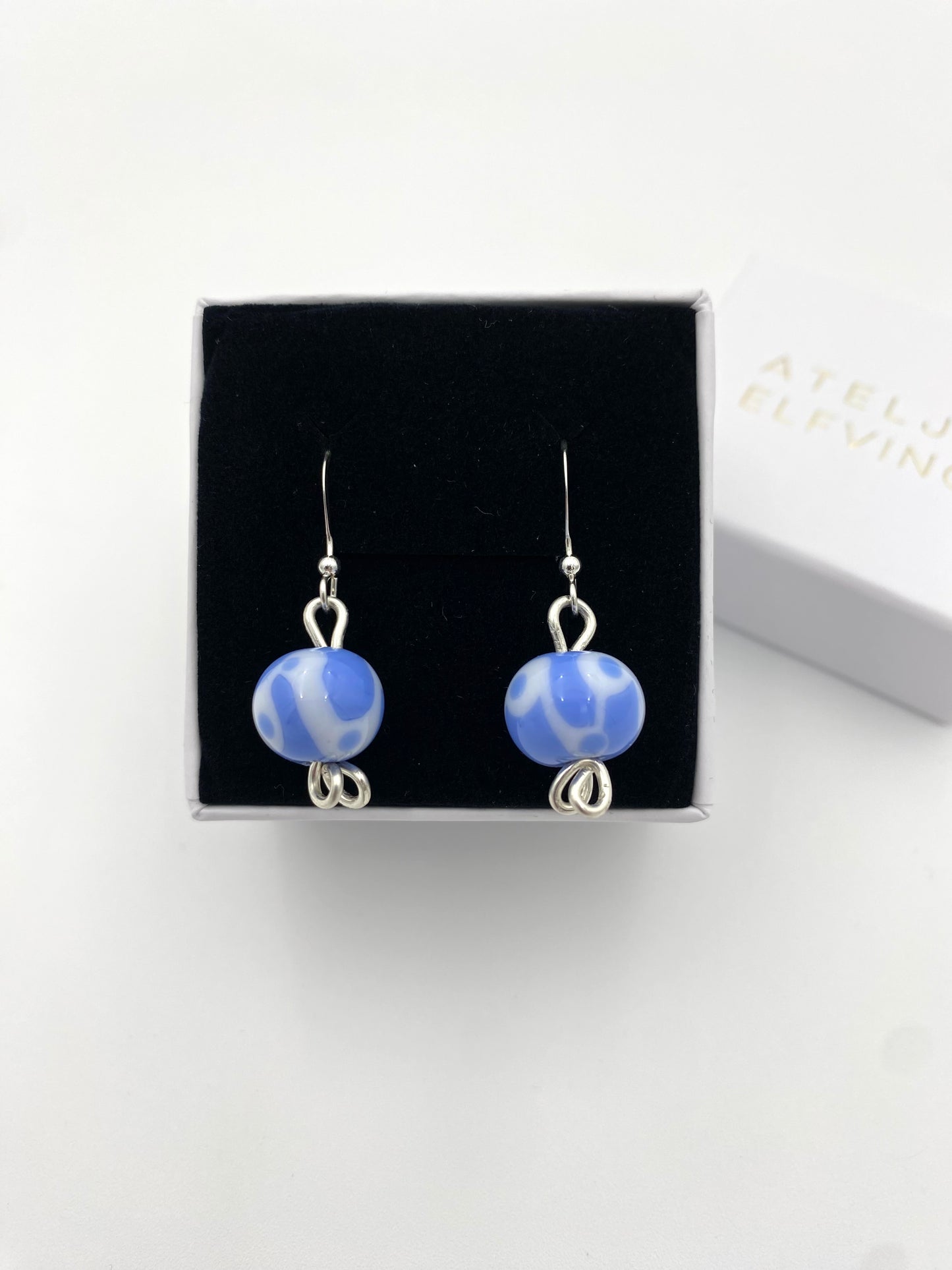 Örhängen i 925 silver med lampworkpärlor.