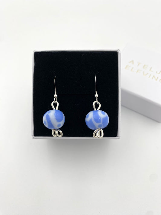 Örhängen i 925 silver med lampworkpärlor.