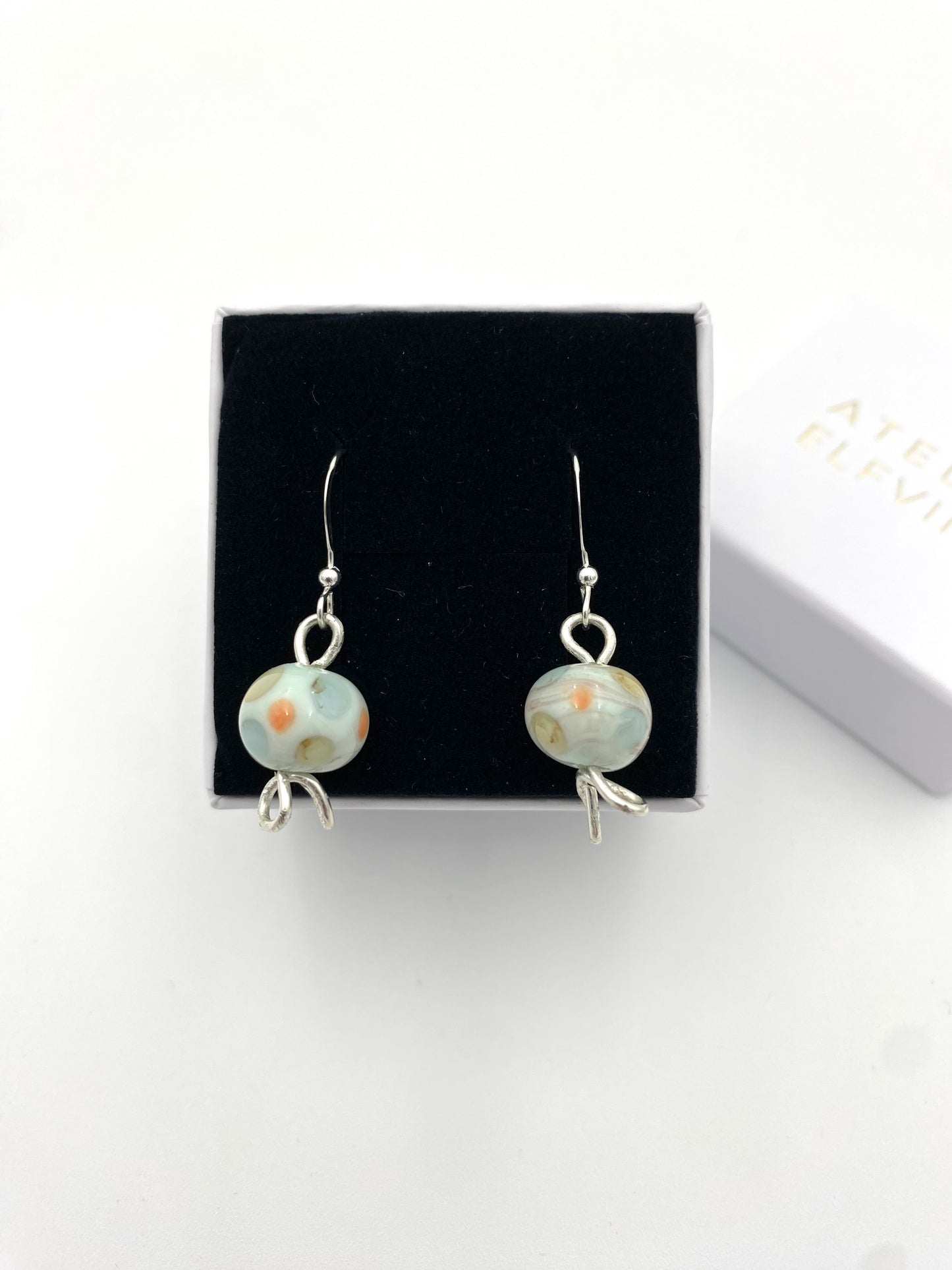 Örhängen i 925 silver med lampworkpärlor.