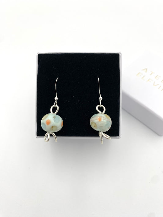 Örhängen i 925 silver med lampworkpärlor.
