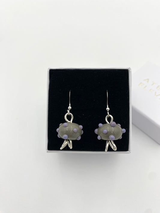 Örhängen i 925 silver och lampworkpärlor.