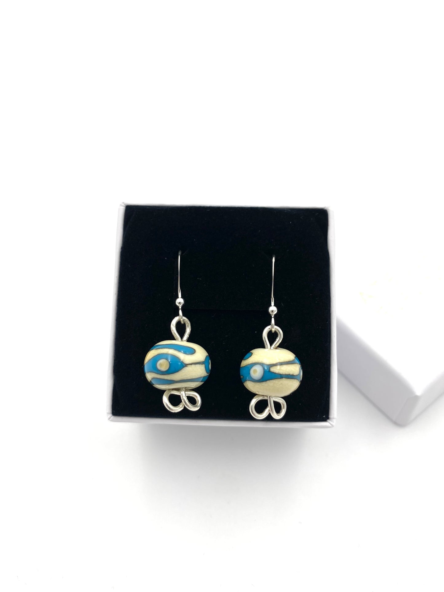 Örhängen i 925 silver med lampworkpärlor.