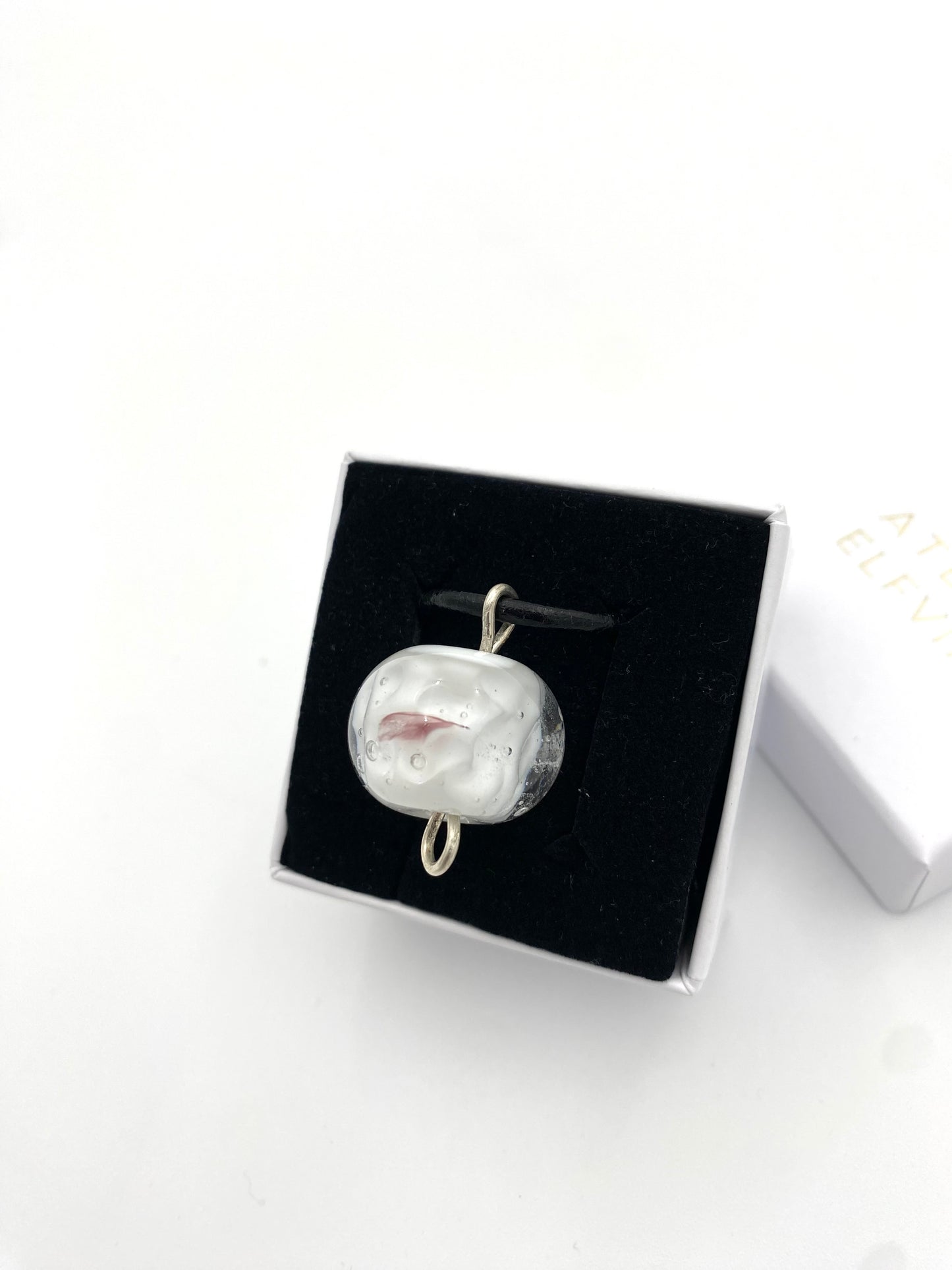 Halsband silver och lampworkpärla.