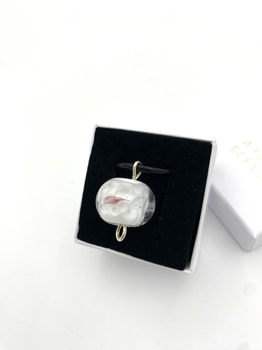 Halsband silver och lampworkpärla.