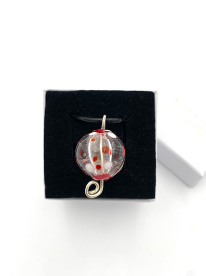 Halsband silver och lampworkpärla.