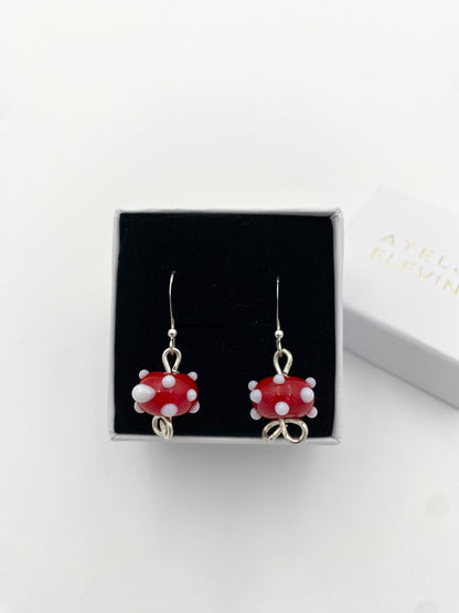 Örhängen i 925 silver och lampworkpärlor.