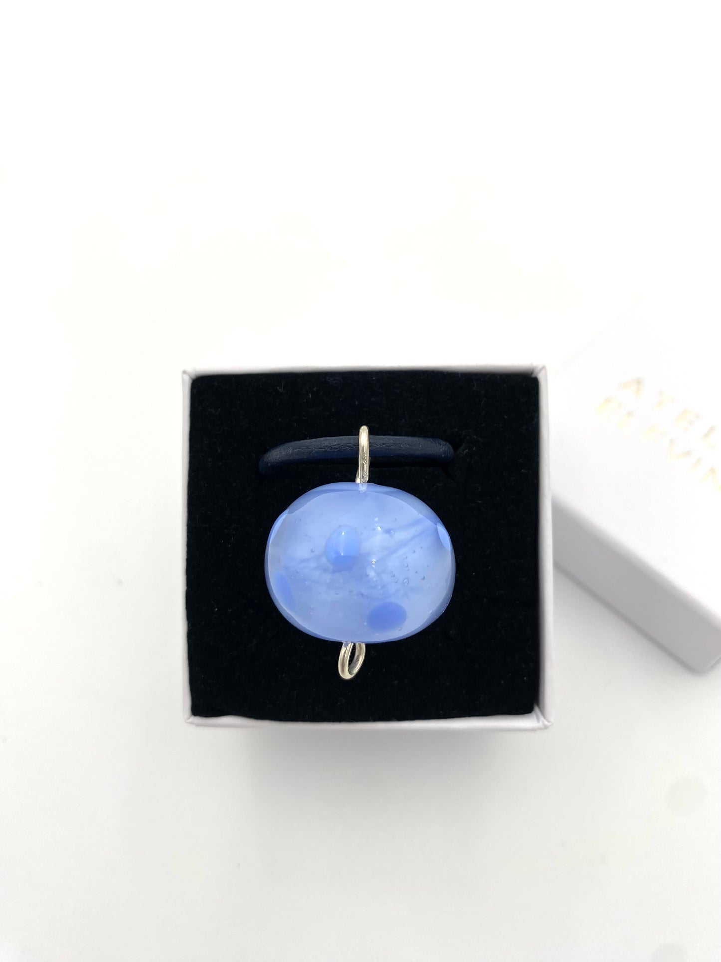 Halsband silver och lampworkpärla.