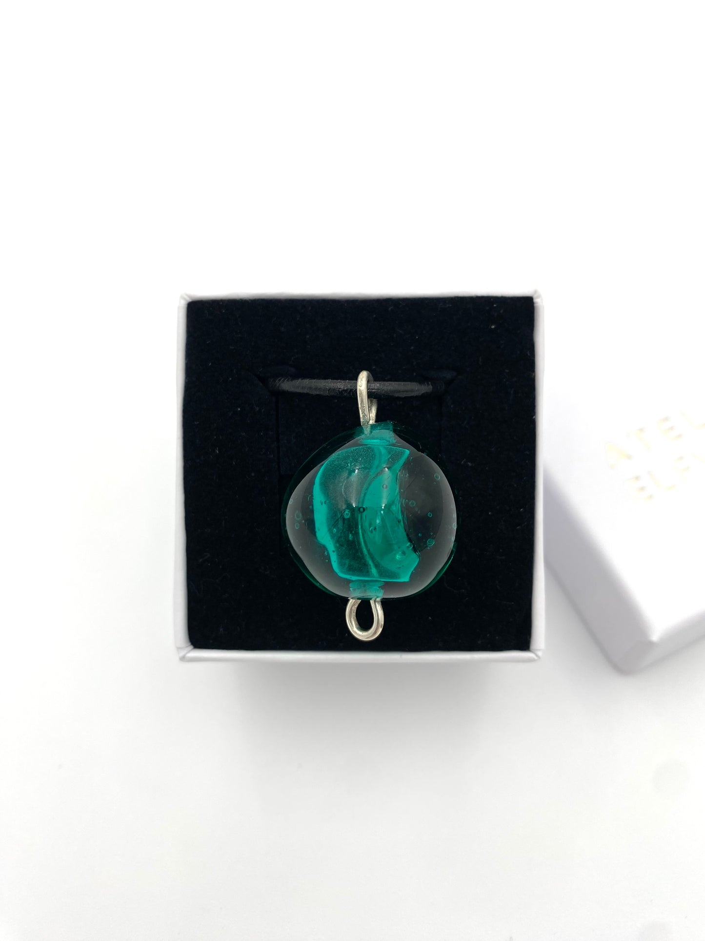 Halsband silver och lampworkpärla.