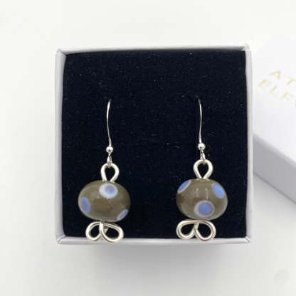 Örhängen i 925 silver med  lampworkpärlor.