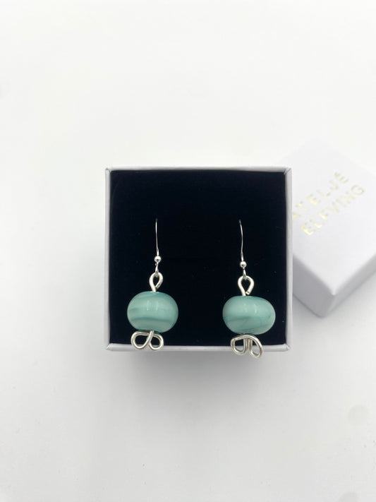 Örhängen i 925 silver med lampworkpärlor.