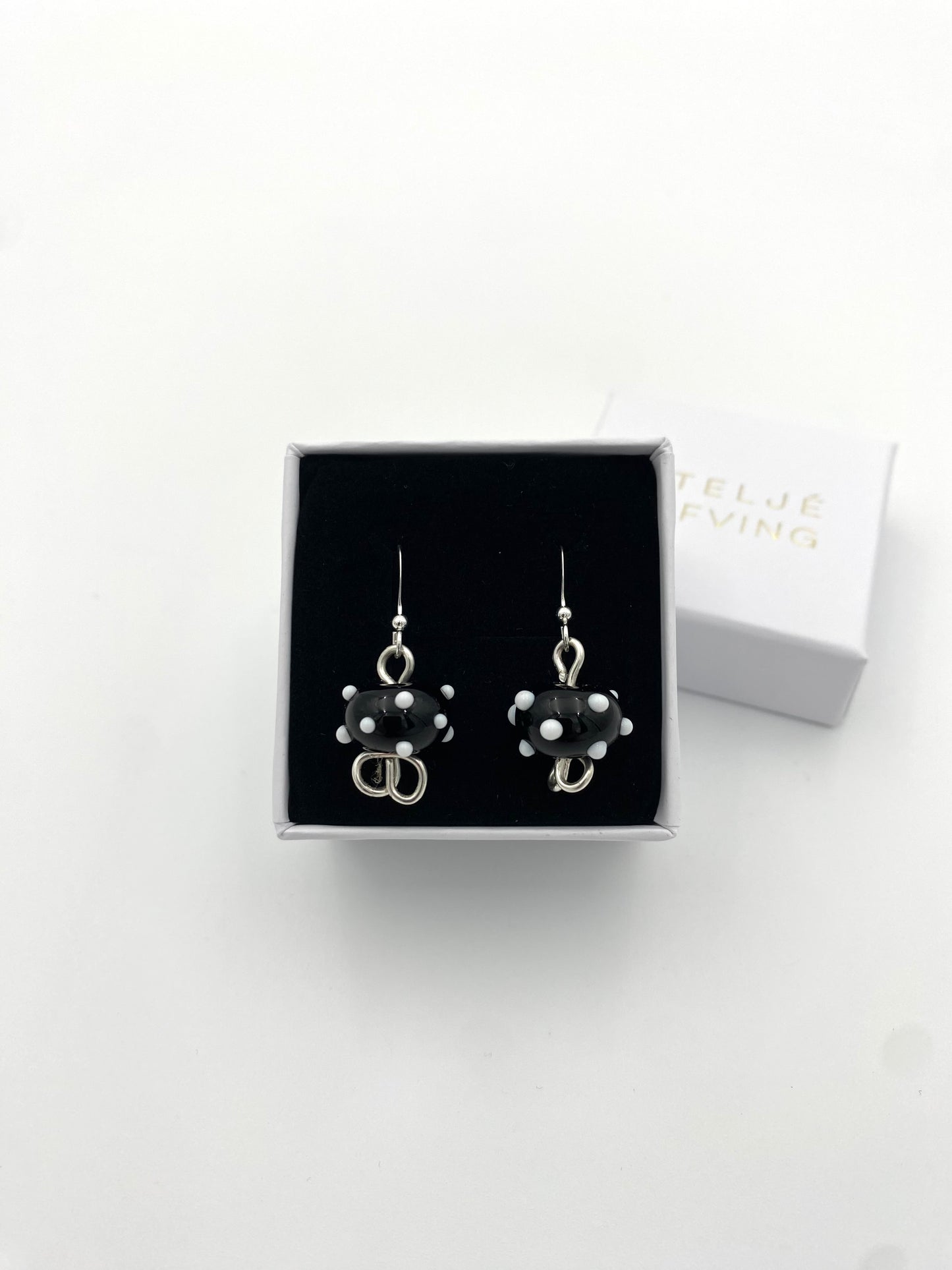 Örhängen i 925 silver och lampworkpärlor.