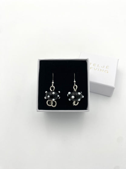 Örhängen i 925 silver och lampworkpärlor.