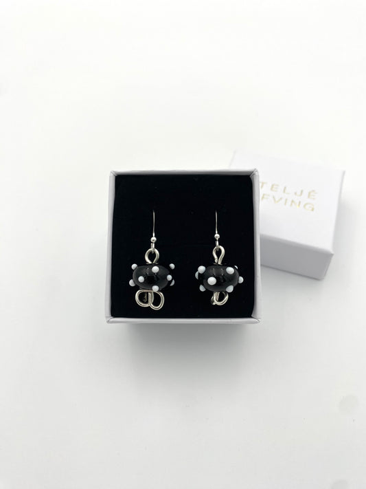 Örhängen i 925 silver och lampworkpärlor.