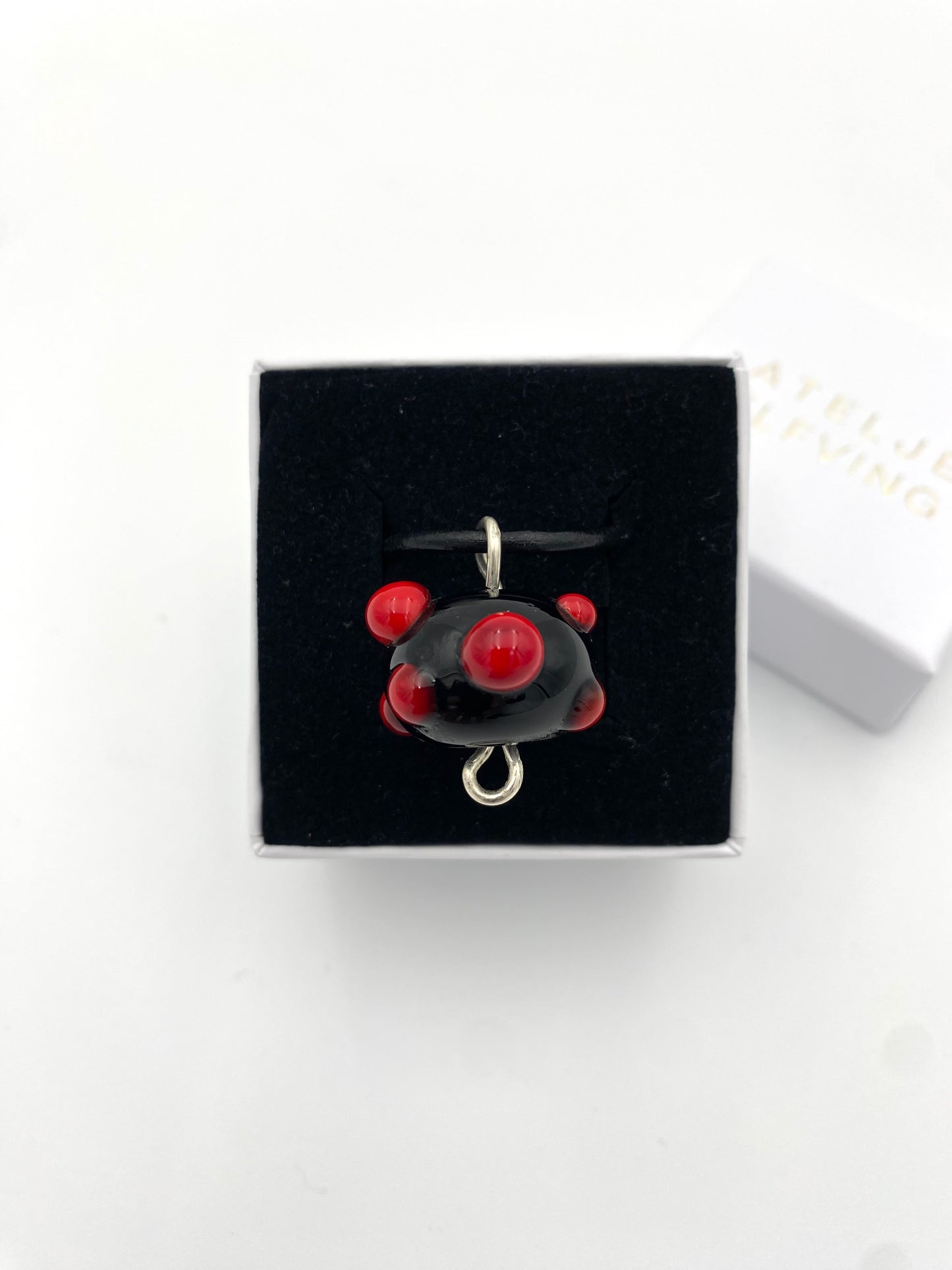 Halsband silver och lampworkpärla.