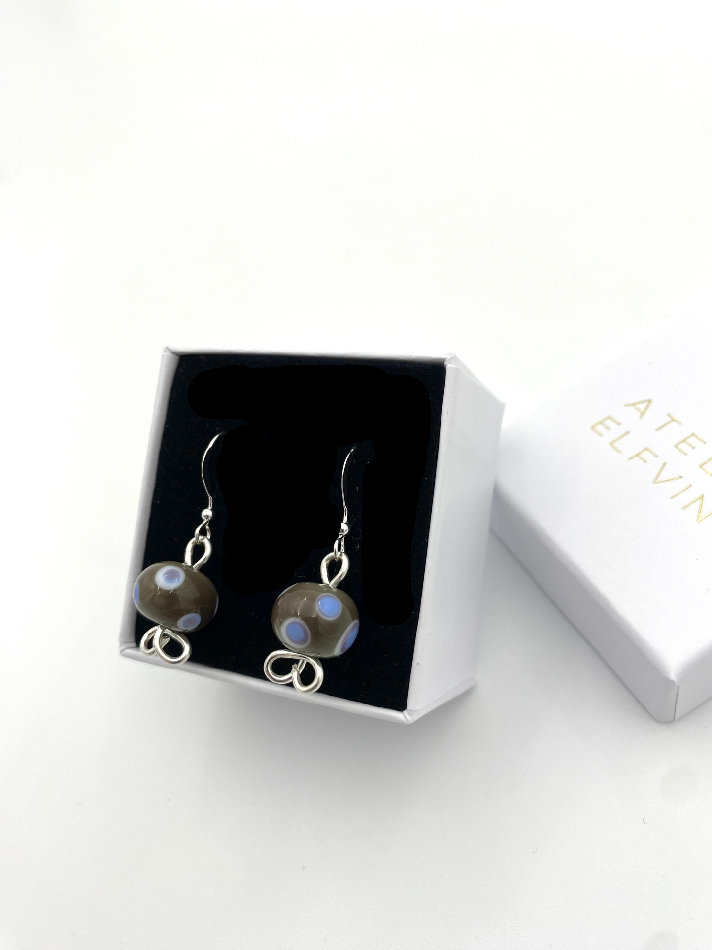 Örhängen i 925 silver med  lampworkpärlor.