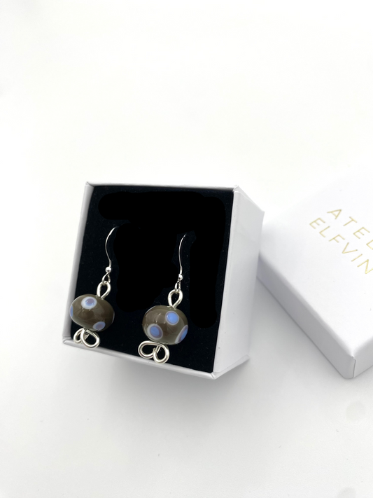Örhängen i 925 silver med  lampworkpärlor.