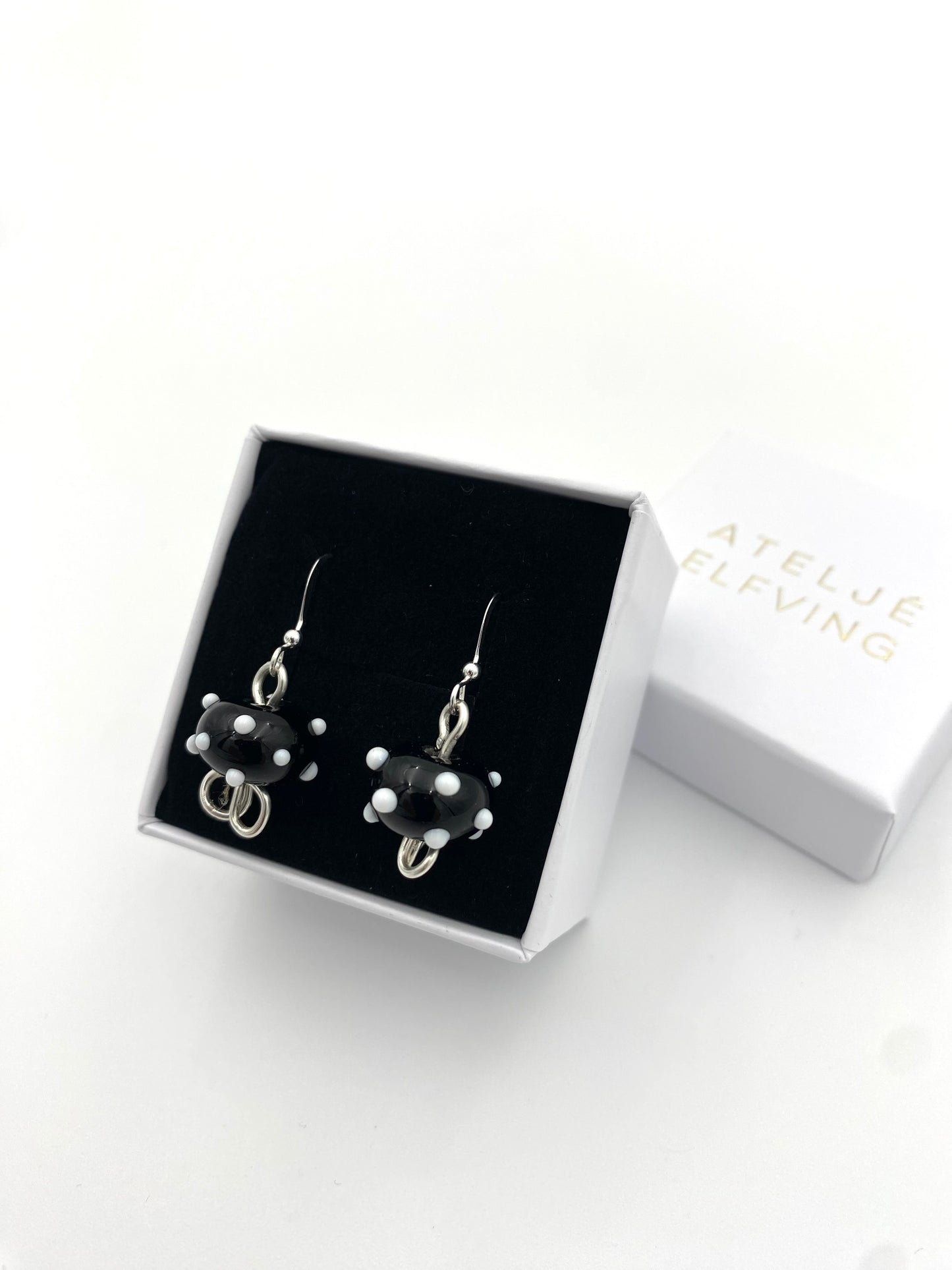 Örhängen i 925 silver och lampworkpärlor.