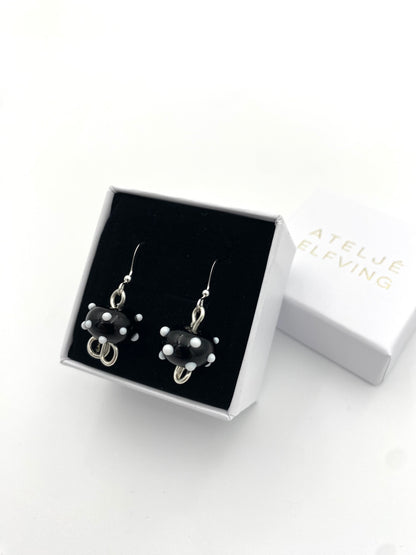 Örhängen i 925 silver och lampworkpärlor.
