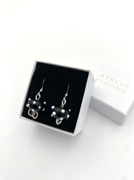 Örhängen i 925 silver och lampworkpärlor.