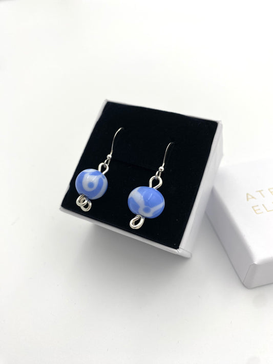 Örhängen i 925 silver med lampworkpärlor.