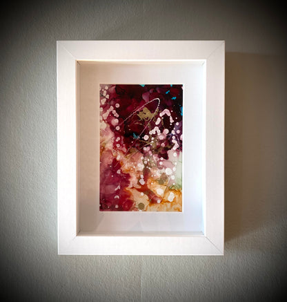 Tavla i alkoholbläck. Vit djup ram 23x18 cm. Målningen med passepartout 14x10 cm.