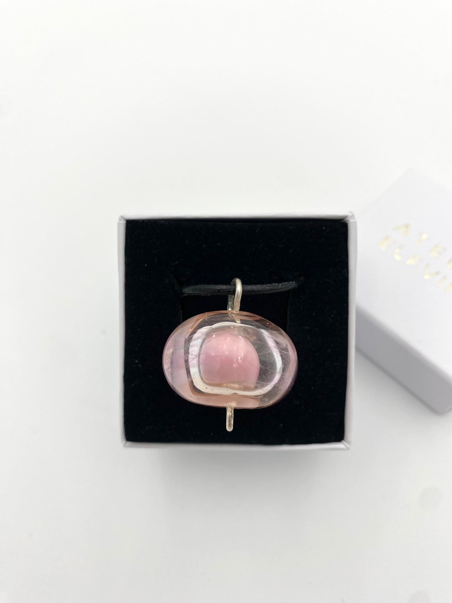 Halsband silver och lampworkpärla.