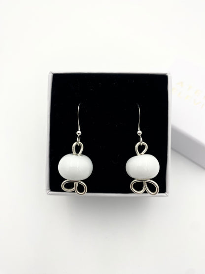 Örhängen i 925 silver med lampworkpärlor.